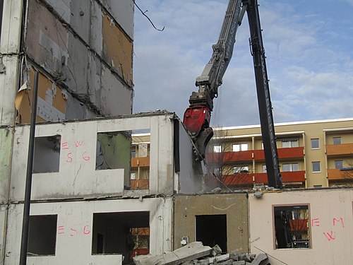Abriss von Wohnungen des AWG Blocks August Bebel-Straße 9-13 in Wilthen am 17. Dezember 2020 mit Hilfe eines Baggers mit Abrisszange