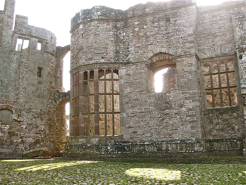 File:Raglan Castle, Monmouthshire 32.JPG