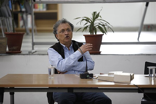 Guha delivering a talk at The Doon School's Kilachand Library in 2017.