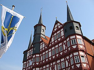 The historic town hall (آوریل ۲۰۰۴)
