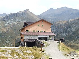 Vista frontale del rifugio