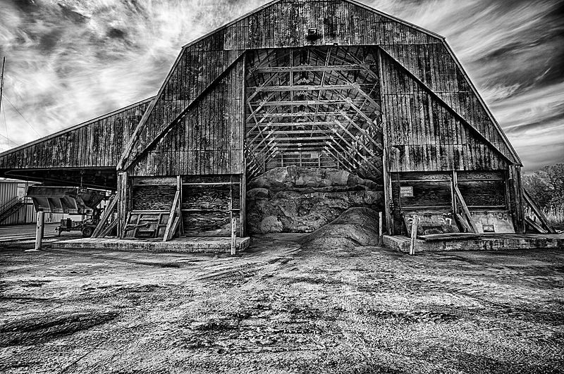 File:Rock Salt Barn (b&w) (14128964286).jpg