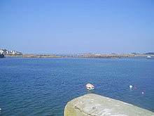 L'estacade, qui permet l'embarquement à marée basse, couvre un tiers de la distance jusqu'à l'île-de-Batz.