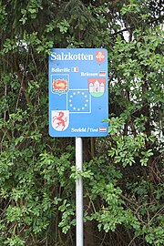 Straßenschild der Städtepartnerschaften von Salzkotten