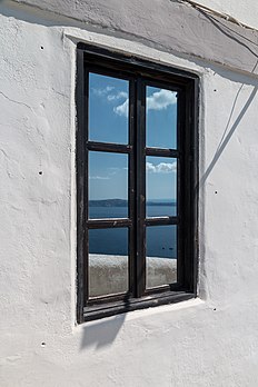 Janela em Firá, ilha de Santorini nas Cíclades, Grécia (definição 3 648 × 5 472)