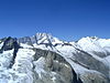 Am linken Bildrand der doppelgipflige Hienderstock, rechts davon zieht der extrem ausgreifende Nordgrat herunter. Im Hintergrund Lauteraarhorn und Schreckhorn. Darunter das Trifthorn, rechts davon, oberhalb des Grienbärgligletschers, das Ewigschneehorn. Weiter rechts und wieder höher der Bärglistock.