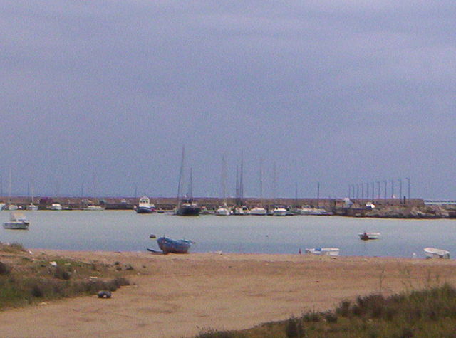 una foto ritraente uno scorcio del porto rifugio di Gela