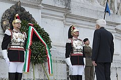 Sergio Mattarella rende omaggio al Milite Ignoto (4 Kasım 2016).jpg