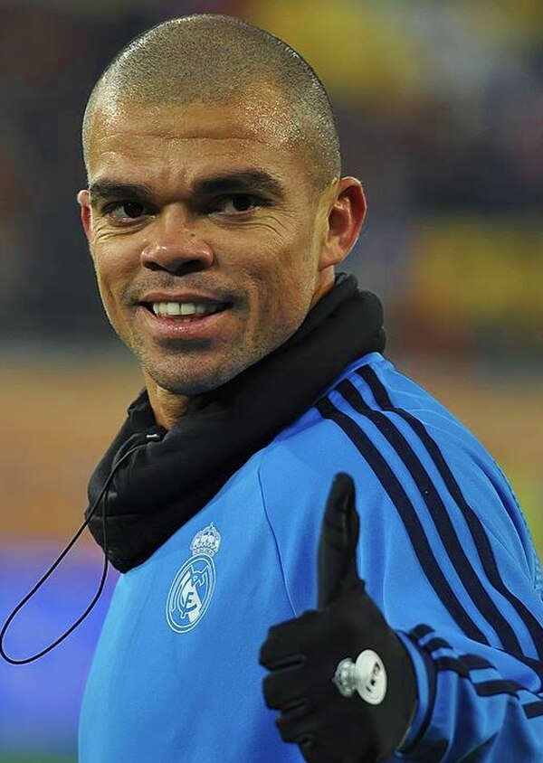 Pepe giving the thumbs up before a match against Shakhtar Donetsk in the group stages of the 2015–16 UEFA Champions League