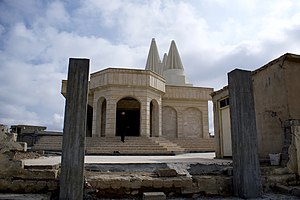 Jesidischer Tempel (Şexsê Batê) in Babira[1] Nachdem der Tempel 2014 durch den IS zerstört wurde, wurde es von den Jesiden wieder neugebaut.