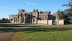 Shrubland Hall, včetně přiloženého zdi na východní straně, a terasy a zábradlí na jižní a západní straně