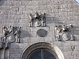 Écussons ornant la façade sud au-dessus de l'oculus (armes des familles Fraval et Rohan).