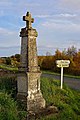 Croix au bord de la D24, près du Rigaud, commune de Saint-Amant-de-Montmoreau, Charente, France.