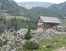 Almhütten wie diese nahe der Brunnachbahn-Bergstation werden heute touristisch genutzt