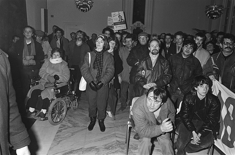 File:Stakende WSW-ers in Den Haag laten zich registreren, Bestanddeelnr 933-5452.jpg