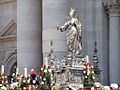 Il simulacro argenteo di Santa Lucia mentre esce dal Duomo di Siracusa per la festività religiosa