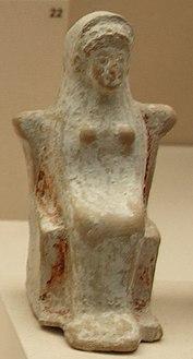 Statuetta femminile seduta su trono, da tomba a Macri langoni T109 (32), 500 ac ca.jpg