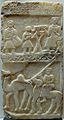 Sabäische Grabstele (Alabaster) des ʿIglum, Sohn des Saʿad Illat Qaryot, mit Darstellung des Verstorbenen in zwei verschiedenen Szenen (Louvre)