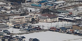 位山から望む高山市立宮小学校（2018年2月27日撮影）