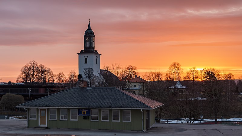 File:Taxihuset och Hedemora kyrka 2018-04-18.jpg