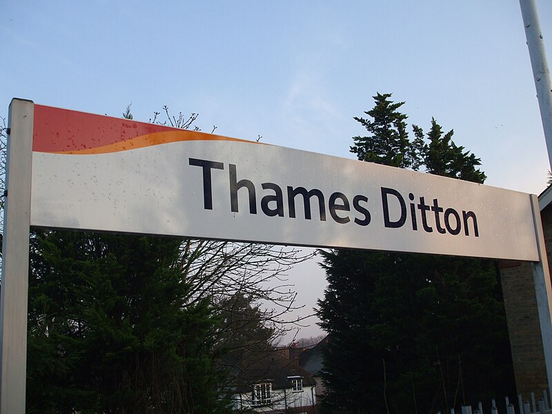 File:Thames Ditton stn signage.JPG