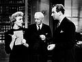 Eve Arden, Harry Davenport e Melvyn Douglas em cena do filme