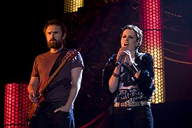 Noel Hogan y Dolores O'Riordan en un concierto en Barcelona (13 de marzo de 2010)