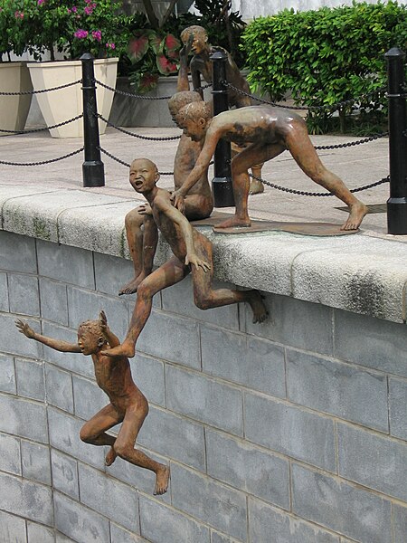 File:The First Generation (2000) by Chong Fah Cheong, Cavenagh Bridge, Singapore - 20051203.jpg