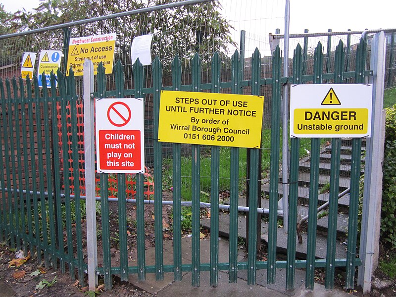 File:The Monkey Steps, Tranmere - closed (2).JPG