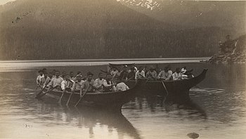 Foto von zwei großen Kanus mit vielen Ruderern