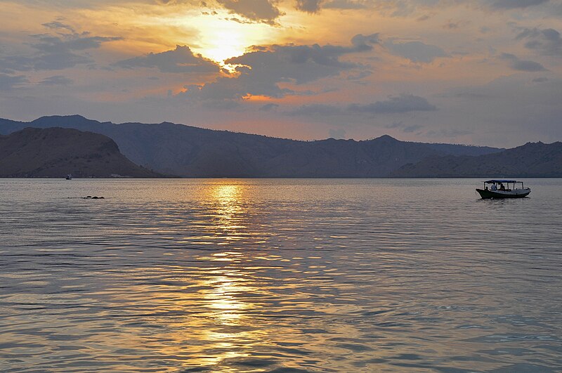 File:Third and last stop of the first day of the boat trip - Sunset on the Java sea (17118653192).jpg