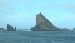 Fotografie ostrova, vlevo ostrůvek Gáshólmur