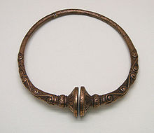 Bronze 4th-century BC buffer-type torc from France Torque a tampons Somme-Suippe Musee Saint-Remi 120208.jpg