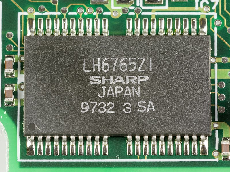 File:Toshiba MK1403MAV - hard disk controller - Sharp LH6765ZI-91559.jpg