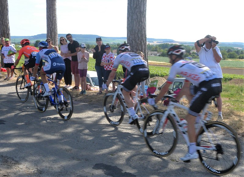 File:Tour de France 2019, étape 3, km 201, gruppetto.jpg