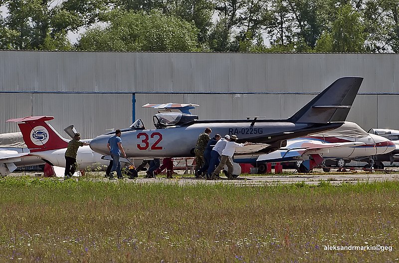 File:Tow Plane Yak-32 RA-0225G (9020711239).jpg