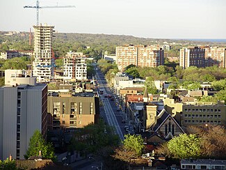 Rigardante malsupren Dundas St. East en majo 2008.