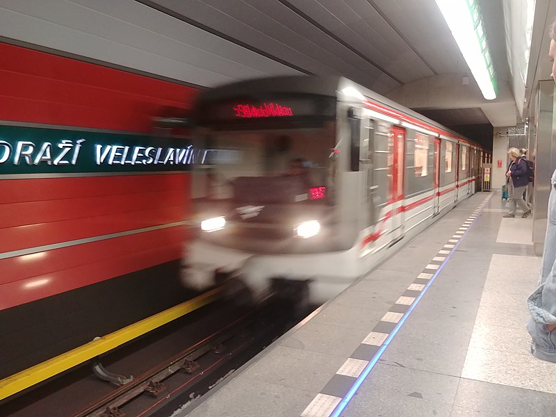 File:Train arriving at Nádraží Veleslavín.jpg