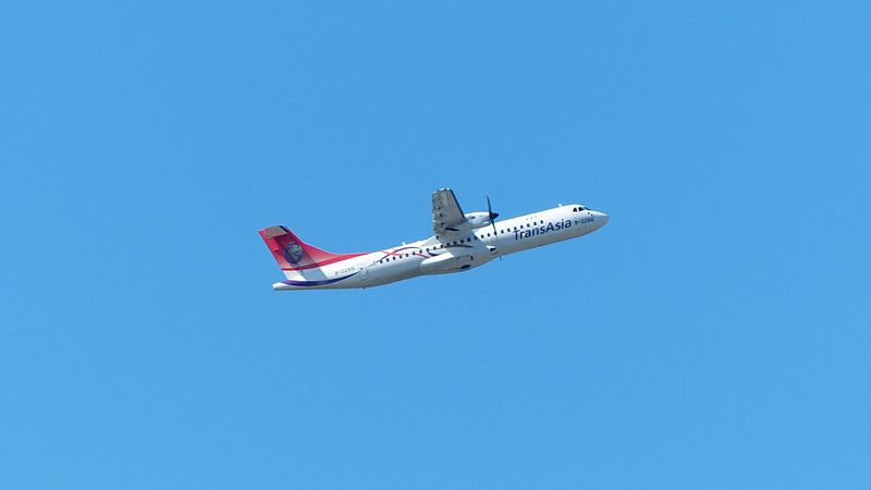 File:TransAsia Airways ATR 72-212A B-22816 Taking off from Taipei Songshan Airport 20140717.jpg