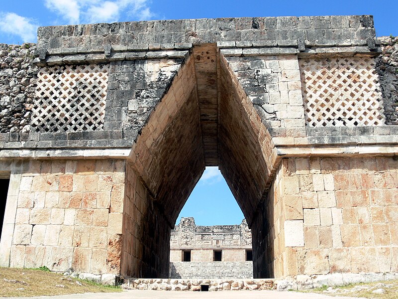 File:Uxmal - Quadrangulo de las Monjas - Zugang von Süden.jpg