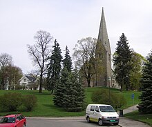 Vålerenga kyrkje med hovudgarden.jpg