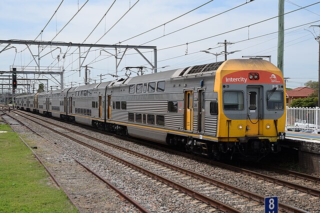 V18 in NSW TrainLink livery at Broadmeadow, October 2018