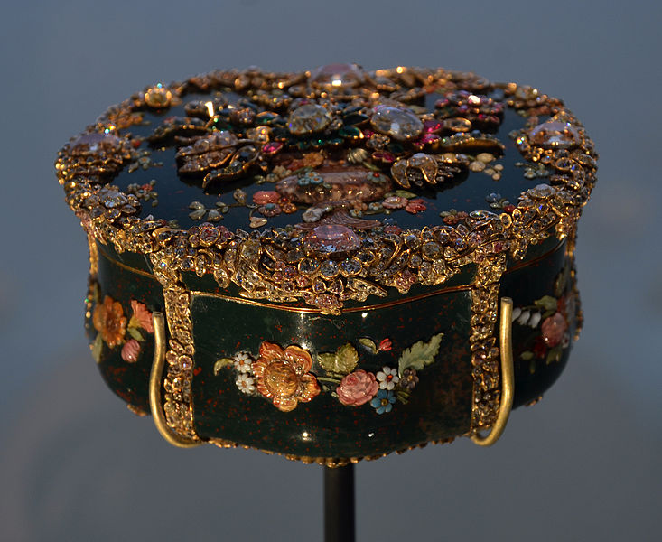 File:V and A Museum snuffbox 28072013 07.jpg