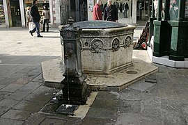 Well and fountain in the Strada Nova