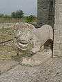 Römische Skulptur eines Löwen vor der Abteikirche