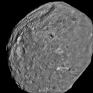 Bilde av asteroiden Vesta ved romfartssonen Dawn fra en avstand på 5200 km (24. juli 2011)