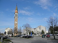Via Giovanni XXIII con chiesa e municipio (Camponogara).JPG