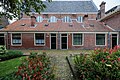 Vier woningen, gebouwd pal tegen de Lutherse Kerk, met verlaagde daken om de lichtinval in de kerk te behouden.