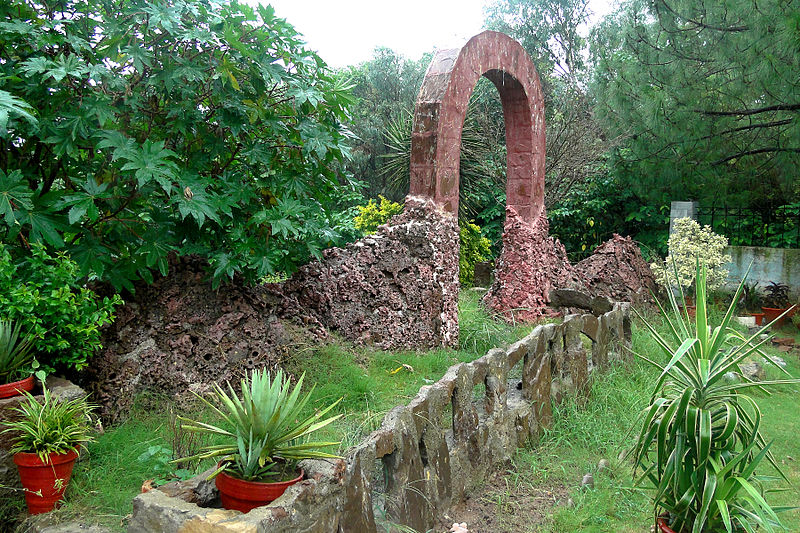 File:View of Rock Garden gate at the Pakistan Museum of Natural History, Islamabad..jpg