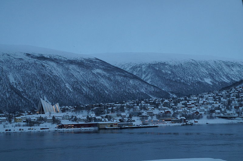 File:View of Tromsdalen from Radisson Blu hotel in Winter around noon time- 2013-12-05 23-24.JPG